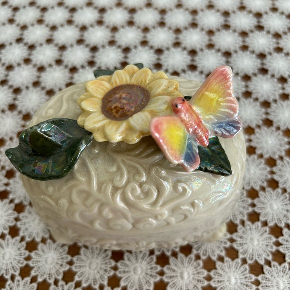 Small porcelain trinket dish with lid - Picture 1 of 4